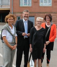 Bild: Konrektorin Elke Grimminger, Bürgermeister Kurt Wagenführer und Regierungsschuldirektorin Anita Mandel wünschen einen entspannten Ruhestand.