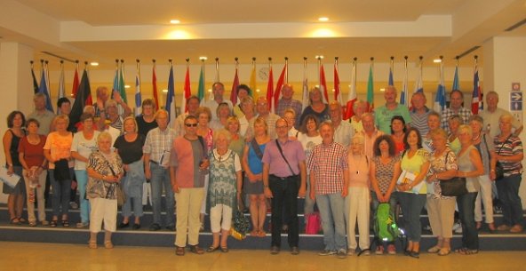 Bild: Reisegruppe beim Besuch im Europäischen Parlament vor den Fahnen der Mitgliedstaaten.