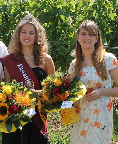 Bild: Kastanienprinzessin im Trifelsland Melanie I. und Weinprinzessin der Südl. Weinstr. Katharina.