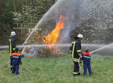 Bild: Die Zusammenarbeit großer und kleiner Feuerwehrleute stand an erster Stelle.