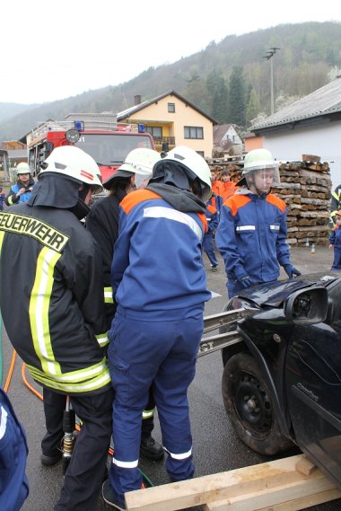 Bild: Arbeit mit dem hydraulischen Spreizer.