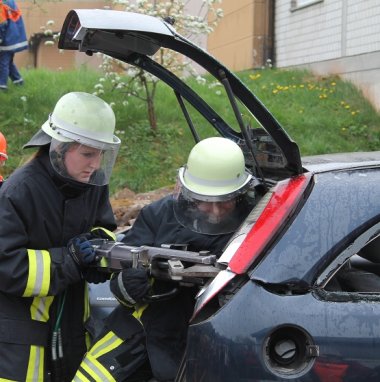 Bild: Hohe Konzentration und Kraftanstrengung beim Einsatz der hydraulischen Rettungsschere.