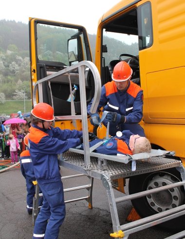 Bild: Einsatz der Arbeitsbühne bei Personenrettung.