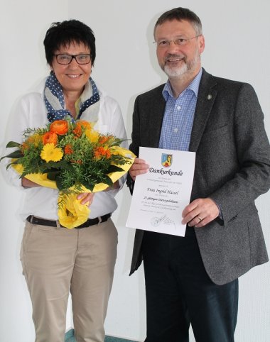 Bild: Bürgermeister Wagenführer überreicht Ingrid Hassel die Dankurkunde der VG Annweiler.