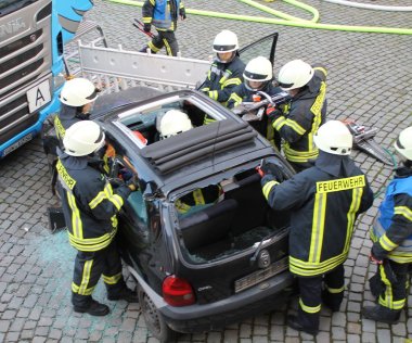 Bild: Einsatz der hydraulischen Rettungsschere.