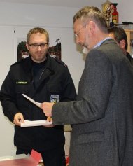 Bild: Marco Hoffmann erhält die Ernennungsurkunde zum stellvertretenden Wehrführer.