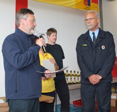 Bild: Brandmeister Jürgen Friedel (rechts) erhält die Ehrenurkunde der VG Annweiler.