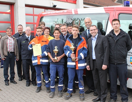 Bild: Die Siegermannschaft Dernbach 1 zusammen mit zahlreichen Vertretern des Feuerwehrwesens.