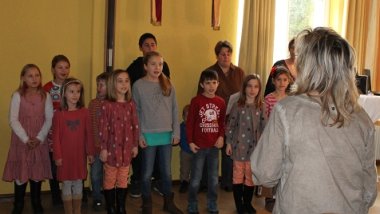Bild: Dernbacher Kinder präsentieren den "Dernbach Song".