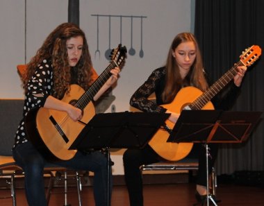 Bild: Gitarrenduo Johanna Braun und Katharina Hahn.