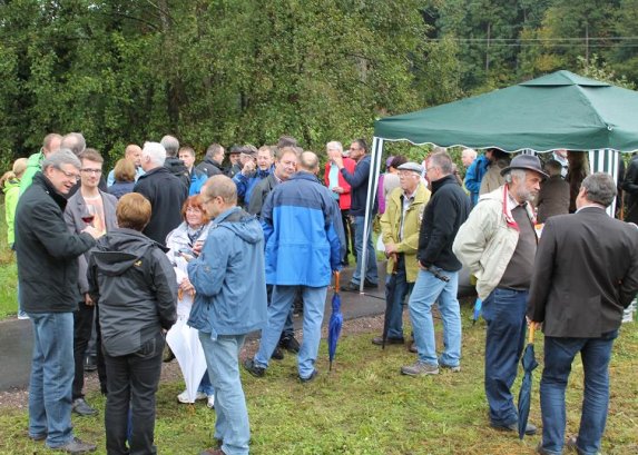 Bild: Trotz herbstlichem Nieselwetter waren Viele zur Einweihung gekommen.