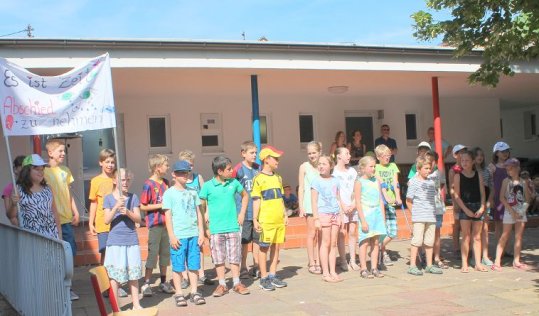 Bild: Verabschiedung der Viertklässler.