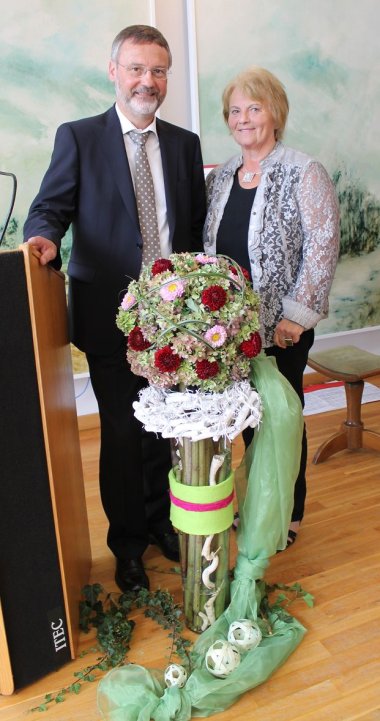 Bild: Bürgermeister Kurt Wagenführer zusammen mit Elfriede Braun.