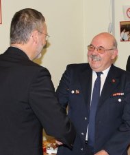 Bild: Bürgermeister Wagenführer dankt Peter Anton für seine langjährigen treuen Dienste.