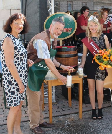 Bild: Gelungener Fassbieranstich mit Landrätin Theresia Riedmaier, Bürgermeister Kurt Wagenführer und Kastanienprinzessin Daniela.