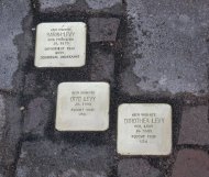 Bild: Stolpersteine der Fam. Levy in der Altenstraße 3.