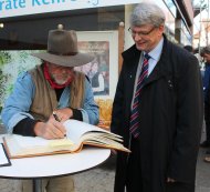 Bild: Eintrag ins Goldene Buch der Stadt Annweiler.