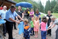 Wehrleiter Klaus Michel verteilt die neuen Bambini-T-Shirts.