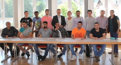Bild: Bürgermeister Kurt Wagenführer (hinten 4.v.l.) begrüßt zusammen mit Deutschlehrerin Dörte Schuck die Kursteilnehmer.