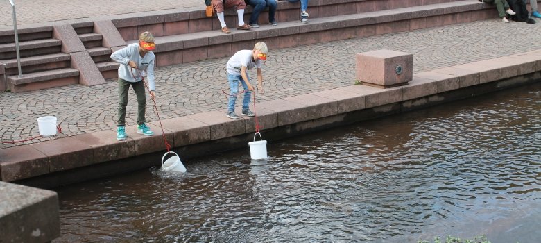 Bild: Kinder bei Wasserspielen des DLRG