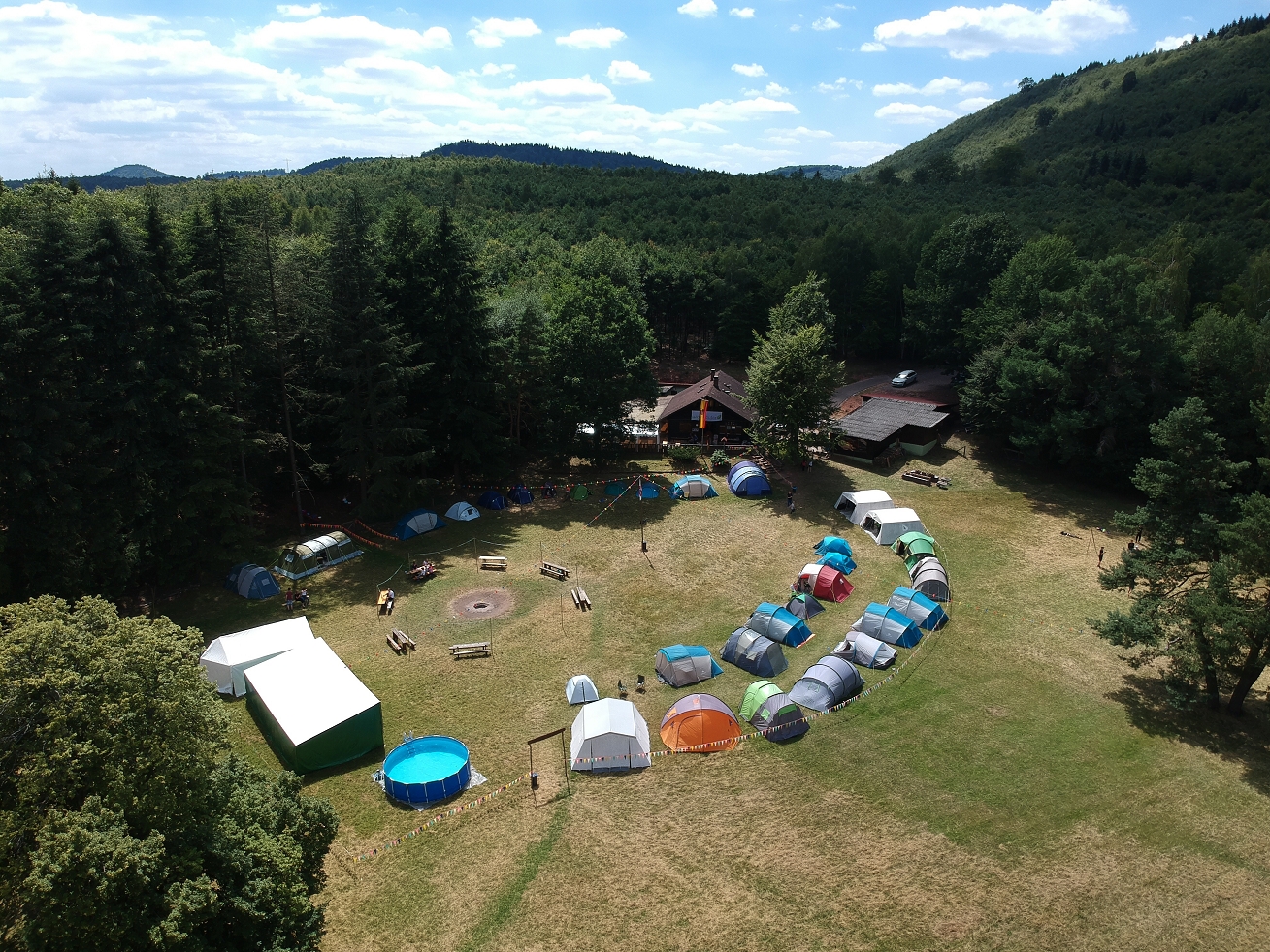 k-Zeltlager von oben_Pascal Nickum.jpeg