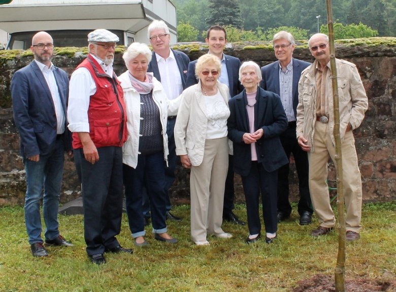 Bild: Gruppenbild der Baumpflanzaktion