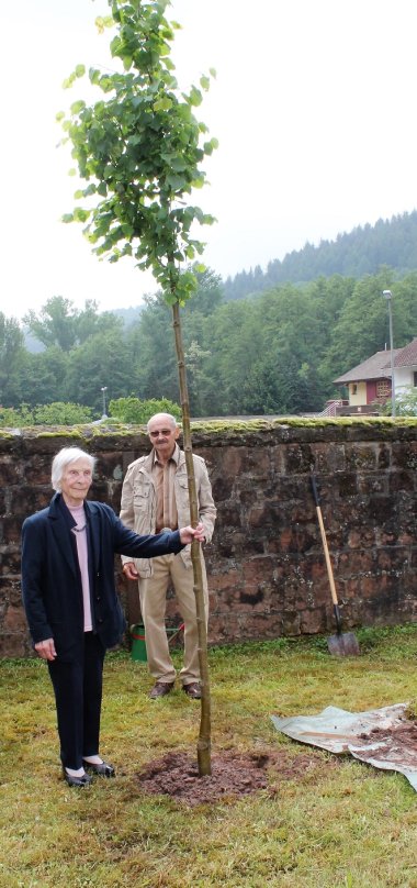 Bild: Josefa Trapp mit ihrer Linde.