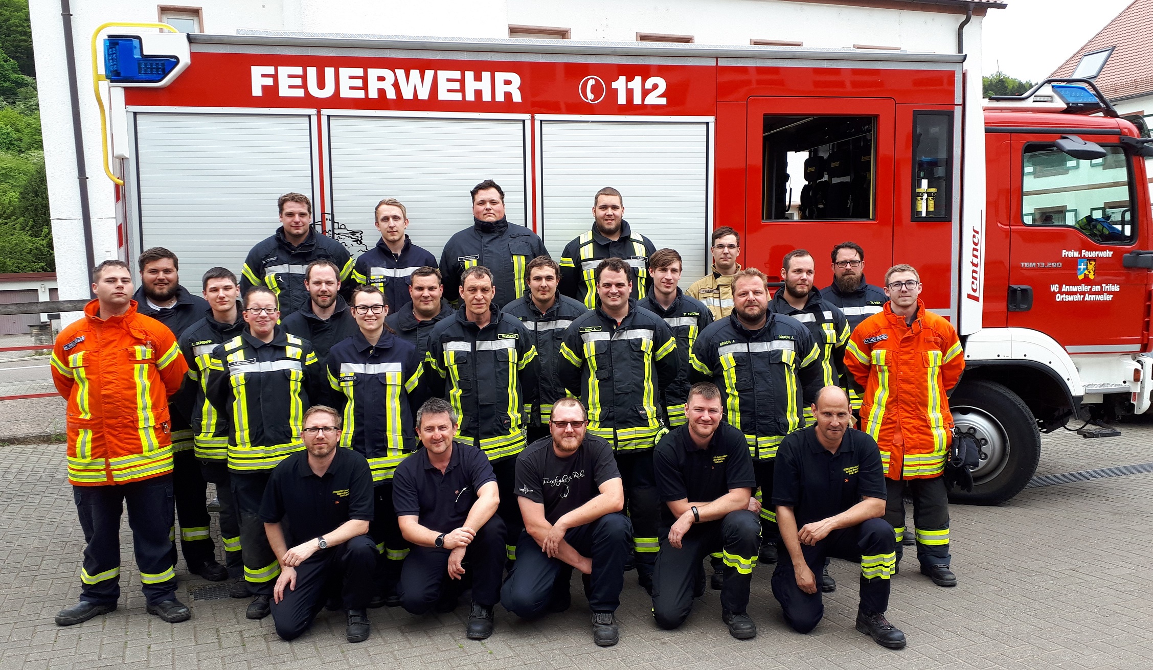Teilnehmer und Ausbilder des Truppführer Lehrgangs.jpg