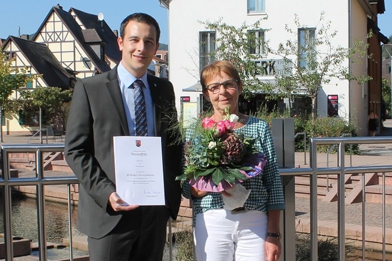 Bild: Bürgermeister Christian Burkhart mit Linda Baumann