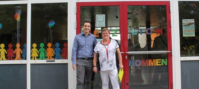 Bild: Bürgermeister Christian Burkhart mit Schulleiterin Ramona Popp vor der Schule