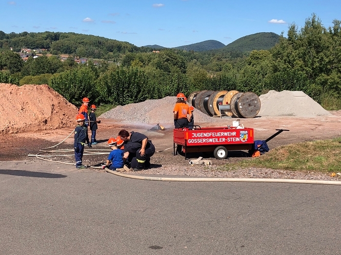 Bild: Kinder bei Löschübung