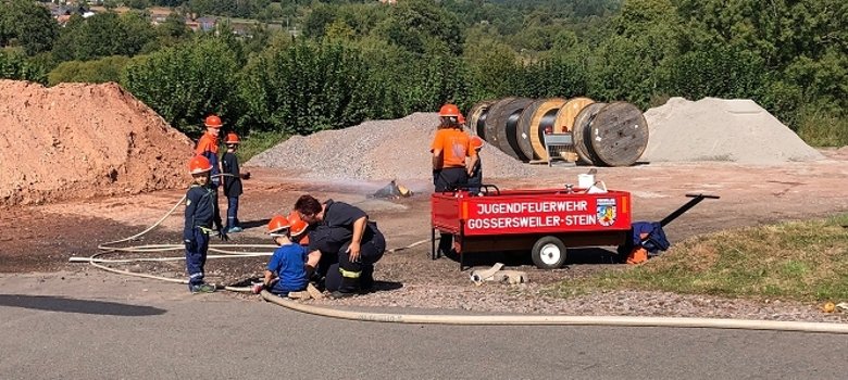 Bild: Kinder bei Löschübung