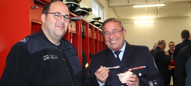 Bild: Wehrleiter Klaus Michel mit Eis
