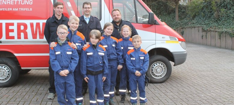 Bild: Kinder der Bambini- und Jugendfeuerwehr mit ihren Betreuern