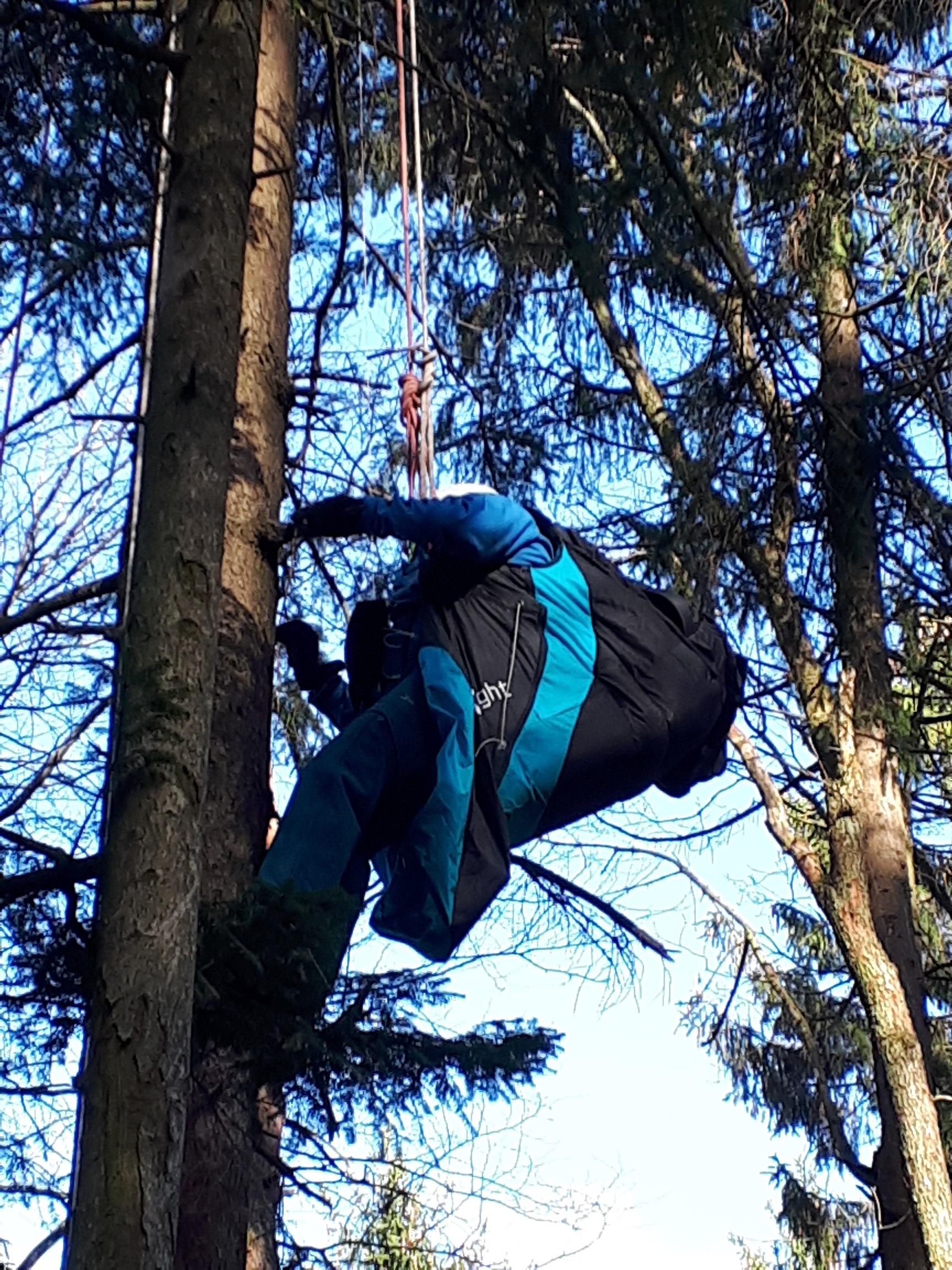 Bild: Gleitschirmflieger am Föhrlenberg geborgen