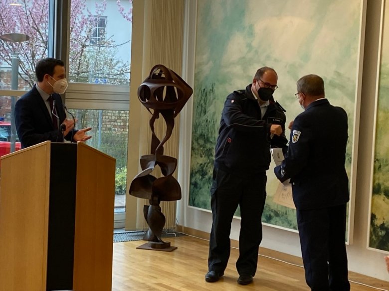 Klaus Michel (rechts) übergibt an Bernd Pietsch (Mitte), links Christian Burkhart.