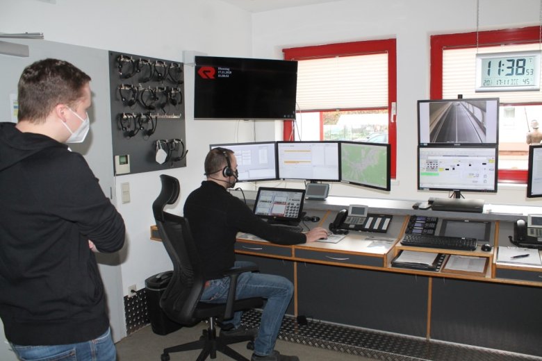 Alles im Blick: Philipp Spielberger (links) und Christoph Lehnberger. Unter der Uhr ist das Livebild aus einem der Tunnel zu sehen.