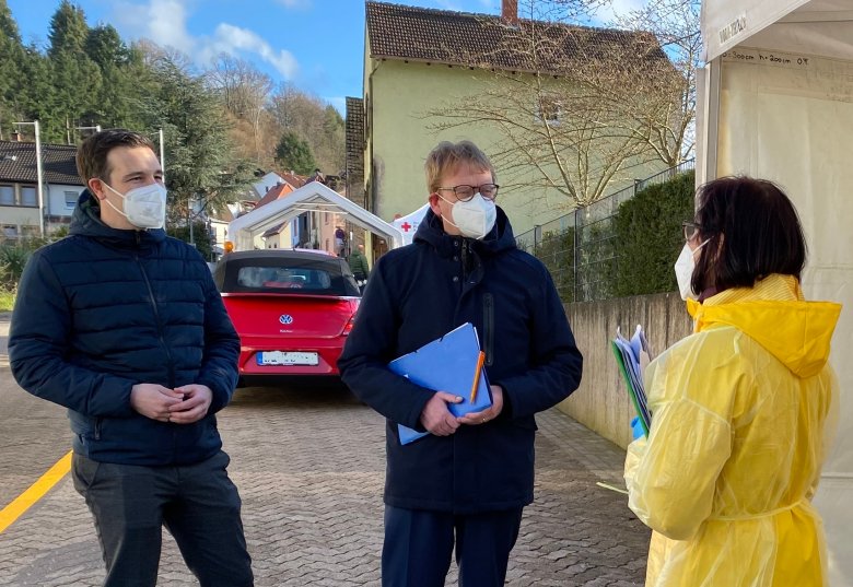 Dr. Thomas Gebhart (Mitte) beim Gespräch mit der Ehrenamtlichen Sibylle Wittemann (rechts) und Bürgermeister Christian Burkhart (links). 