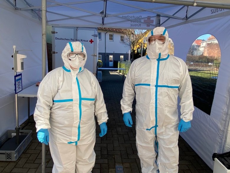 Zwei der Freiwilligen in der Corona-Teststation Annweiler am Trifels.