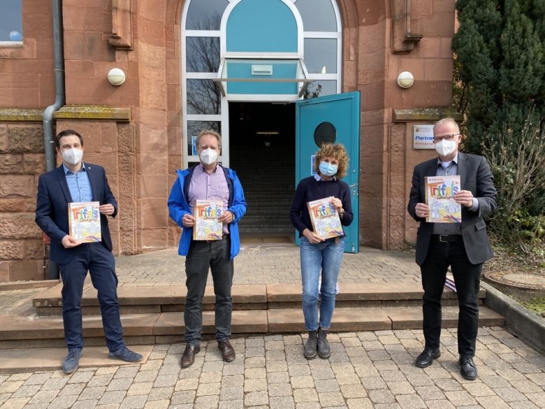 "Übergabe mit Bürgermeister der VG Christian Burkhart und dem für Schulen zuständigen Beigeordneten Werner Kempf in der Grundschule Annweiler. Danke an Frau Grimminger und Herrn Stoll für den herzlichen Empfang." (Marcus Ehrgott)