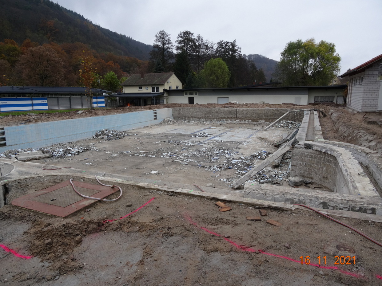 Hier wird der Schwallwasserbehälter installiert, hinten das inzwischen vollständig abgerissene Kinderbecken neu aufgebaut