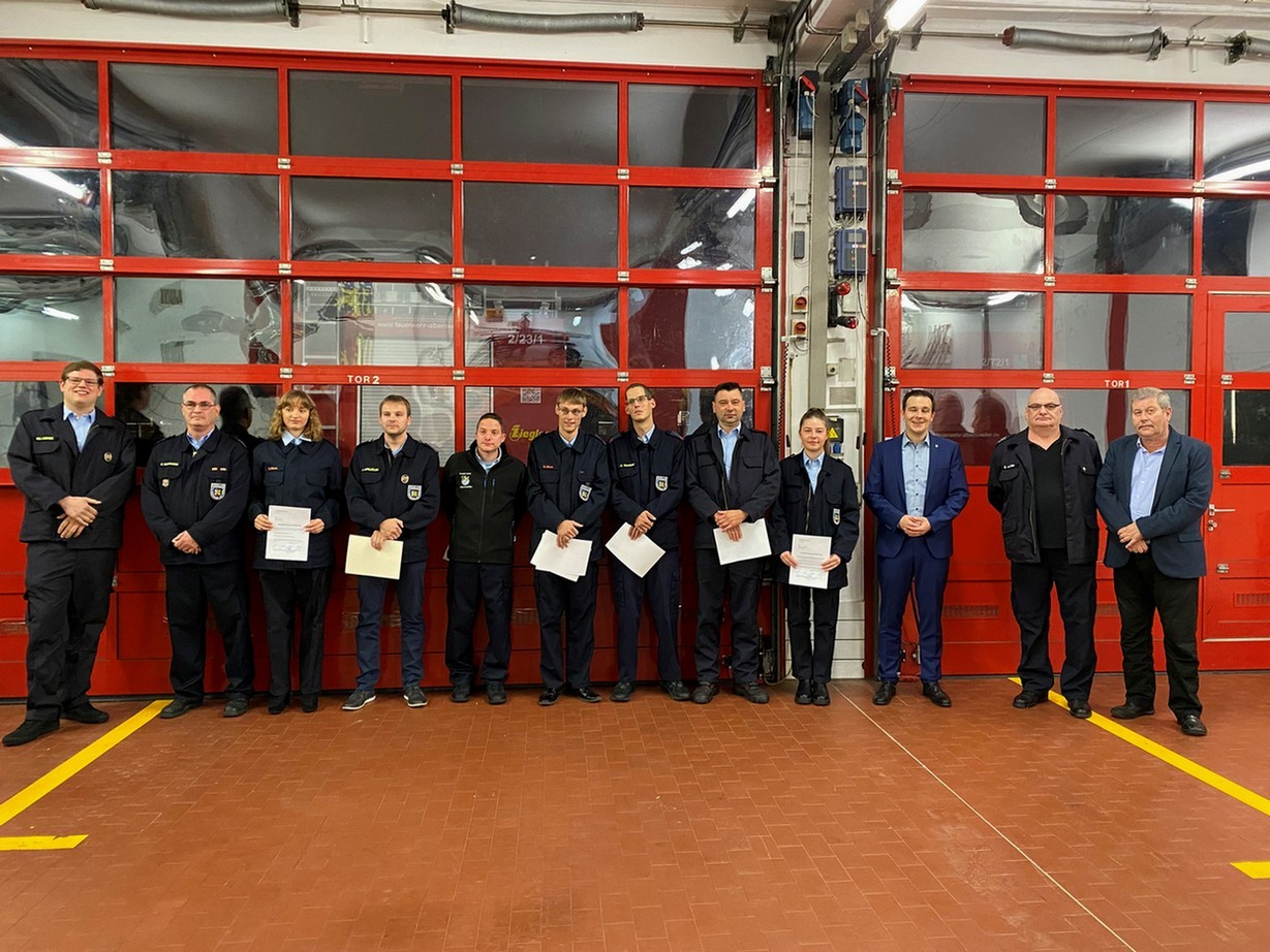 Die Feuerwehrleute mit Bürgermeister Christian Burkhart und Ortsbürgermeister Ernst Spieß