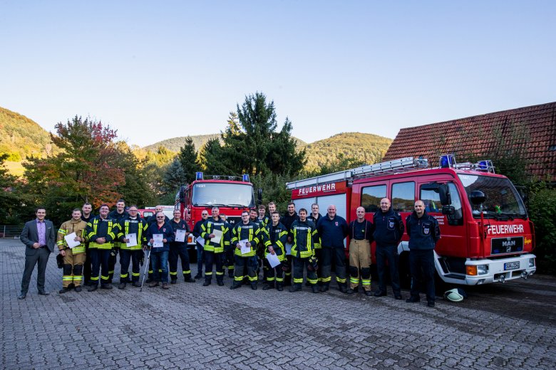 Die Feuerwehrleute mit Bürgermeister Christian Burkhart