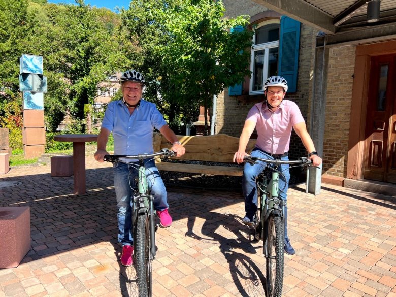 Bürgermeister Christian Burkhart und der Erste Beigeordnete Werner Kempf auf Probefahrt mit den neu angeschafften Dienst-E-Bikes der Verwaltung