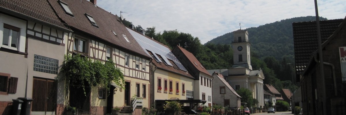 Bild: Ortsansicht Rinnthal mit protestantischer Kirche