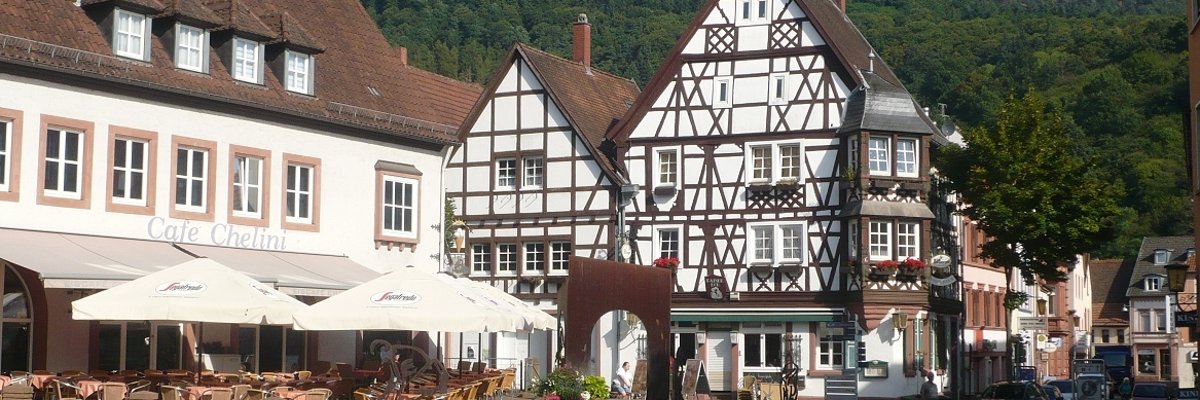 Bild: Rathausplatz in Annweiler