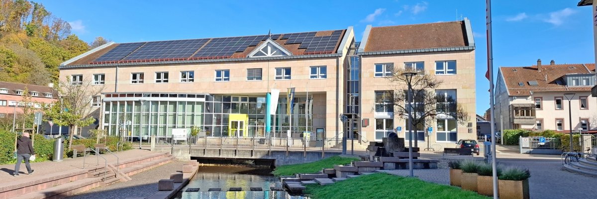 Bild: Verwaltungsgebäude der Verbandsgemeinde Am Trifels