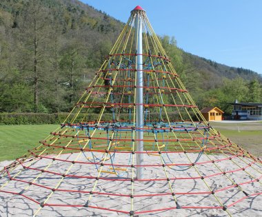 Bild: Kletterpyramide im Trifelsbad